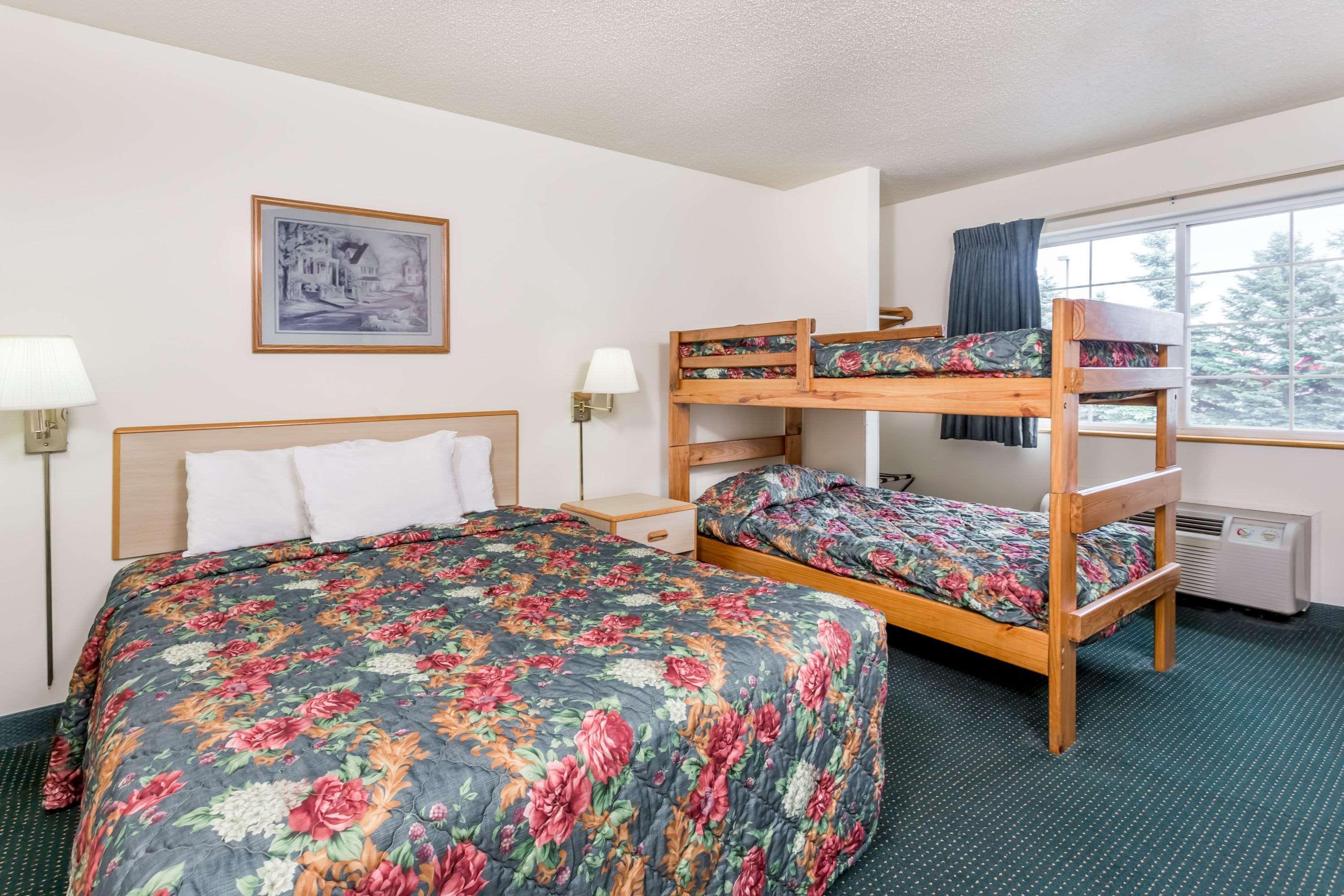 Super 8 By Wyndham Eagle River Exterior foto